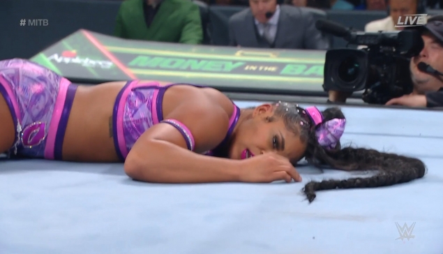 WWE MITB : Facilement vaincue, Carmella se venge et roue de coups Belair