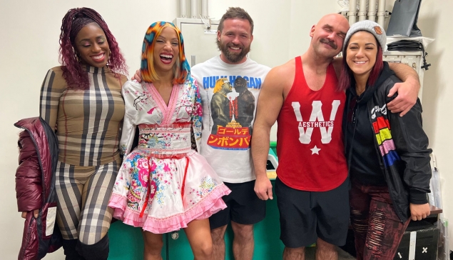 Bayley, Naomi et plus en backstage pour soutenir Sasha Banks (Mercedes Moné)