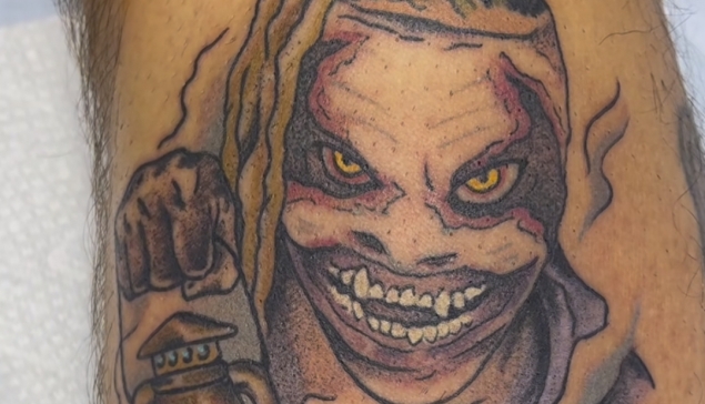 Corey Graves se fait un tatouage du Fiend