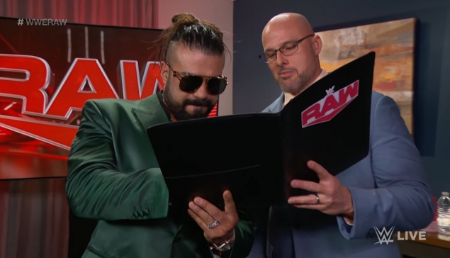 Andrade signe avec WWE RAW